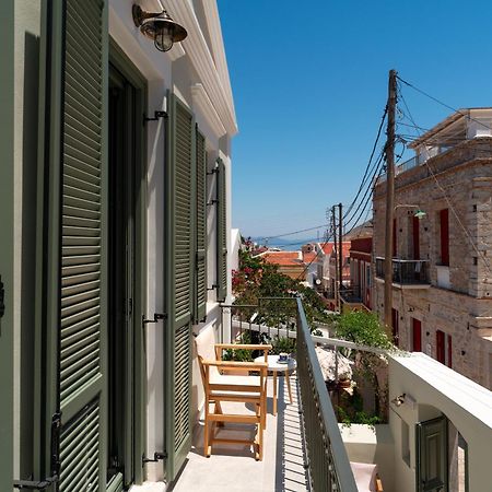 Nisomar Suites Sými Esterno foto
